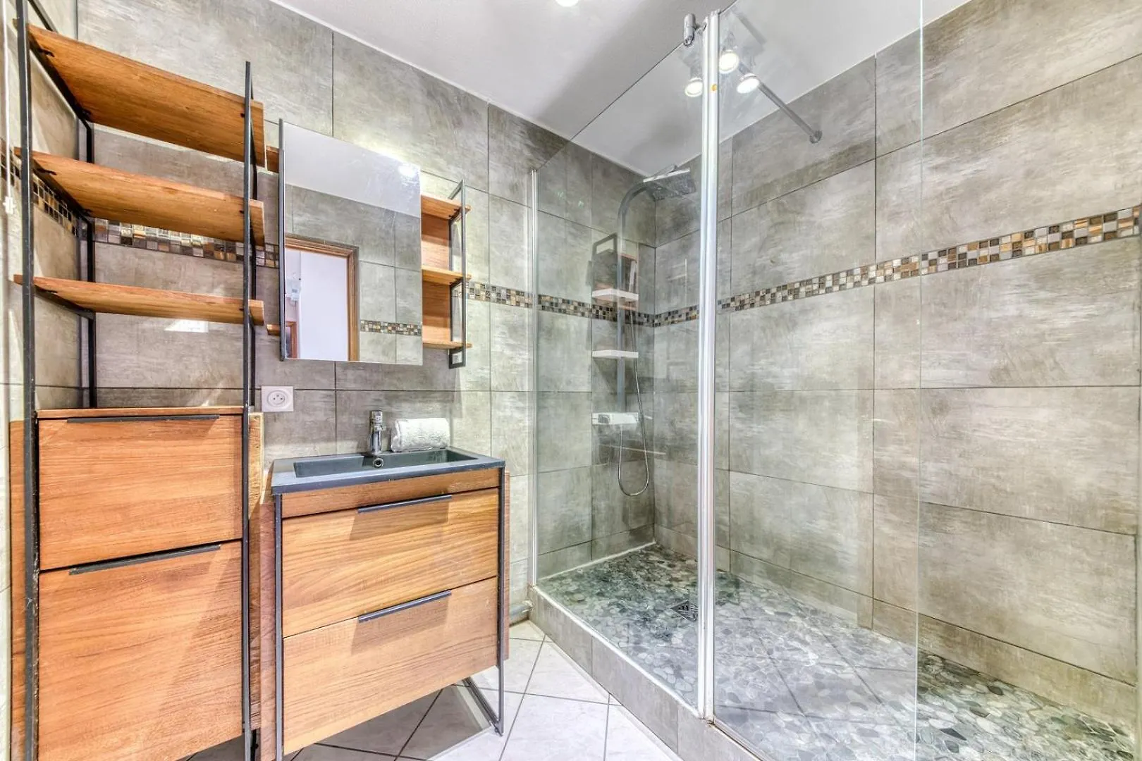 Guestready - Tranquil Escape In The City Lyon 0*,  France